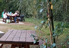 Usabal cuenta con zona de merendero, paseo junto al río, pista de skate y área de pump track, trial y tirolina.