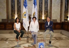 Olatz Muñoz, representante de EKP; Nekane Arzallus, primera teniente de alcalde, y José Miguel Ayerza, director general de Adegi, en la presentación de la regata en el Salón de Plenos.