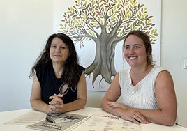 Gloria Vázquez, concejala de Igualdad, e Irati Baroja, técnica de Igualdad, durante la presentacion en Emakumeen* Etxea.