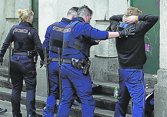 Ertzainas cachean a varios individuos en busca de armas blancas.