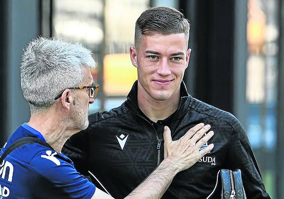 Roberto Olabe, en un gesto de cariño hacia Sucic.