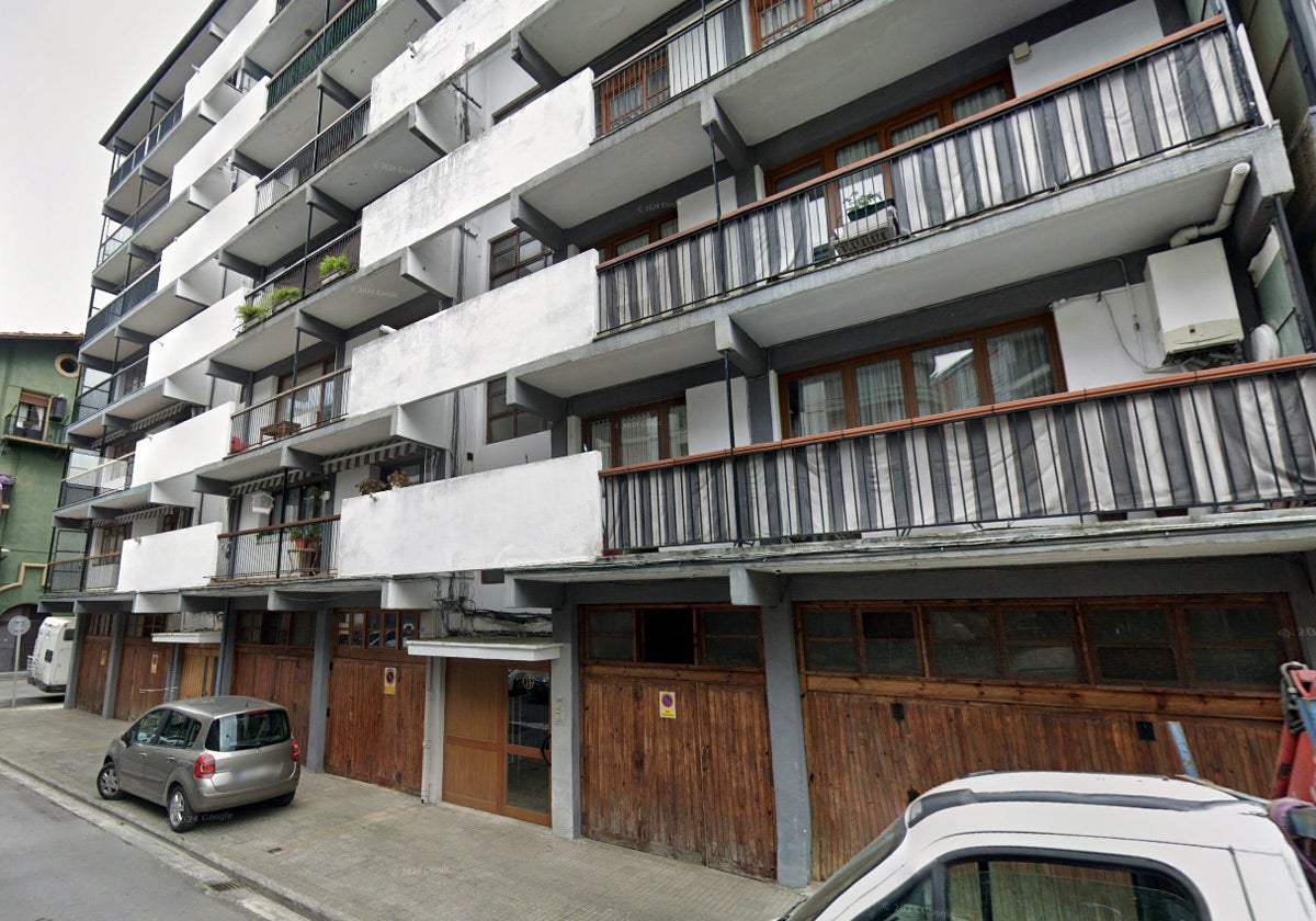 Edificio de Guardia Kalea, en Azkoitia, donde ha ocurrido el incendio.