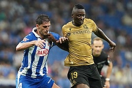 Sadiq Umar lucha por un balón con Kumbulla durante el Espanyol - Real Sociedad.