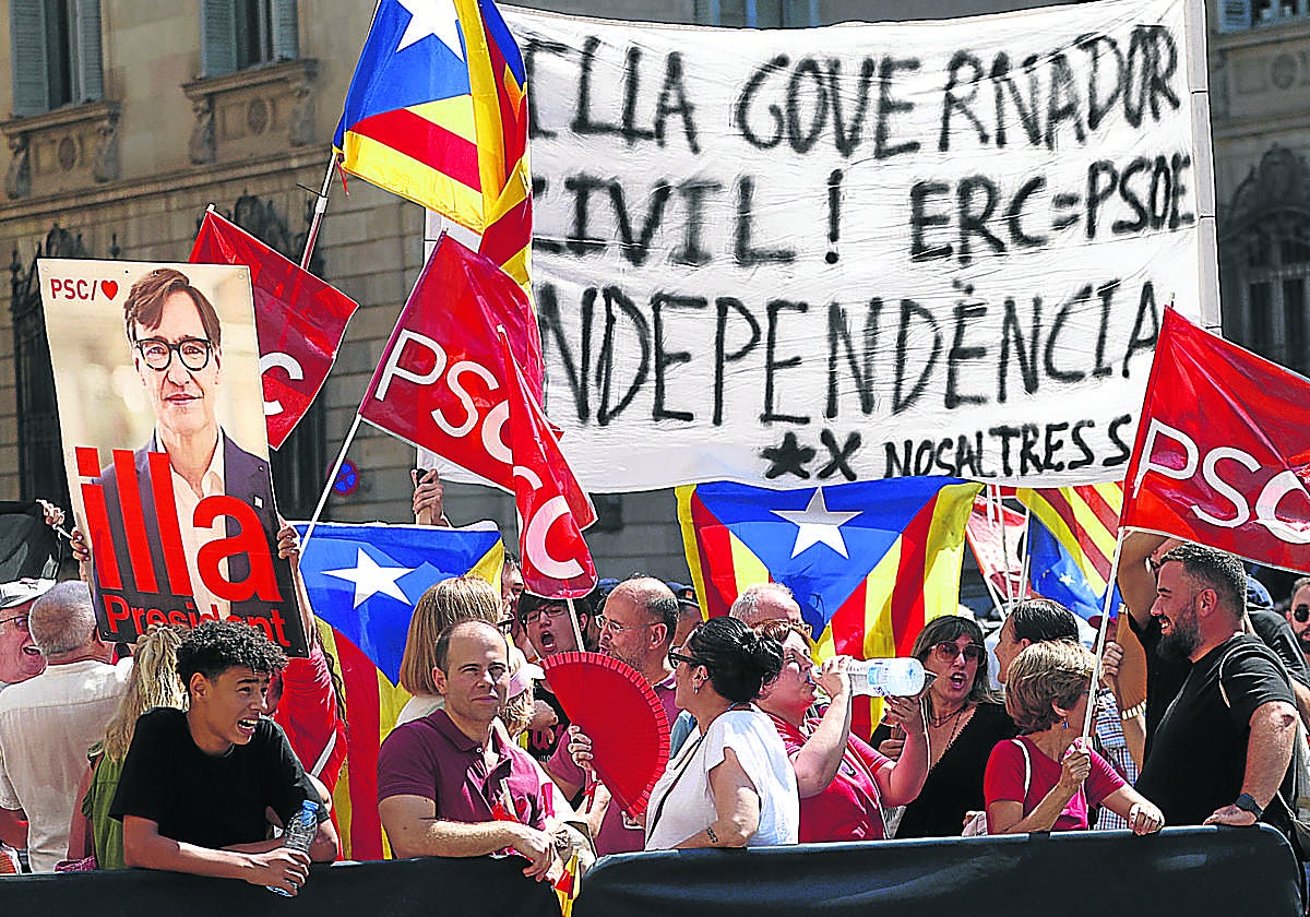 Partidarios y detractores de Illa, el día de su elección como nuevo president de Cataluña.