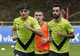 Arriba, Jon Martín junto a Barrenetxea y Brais. En el recuadro aparece su padre Shanti con Marina en su debut en Primera.