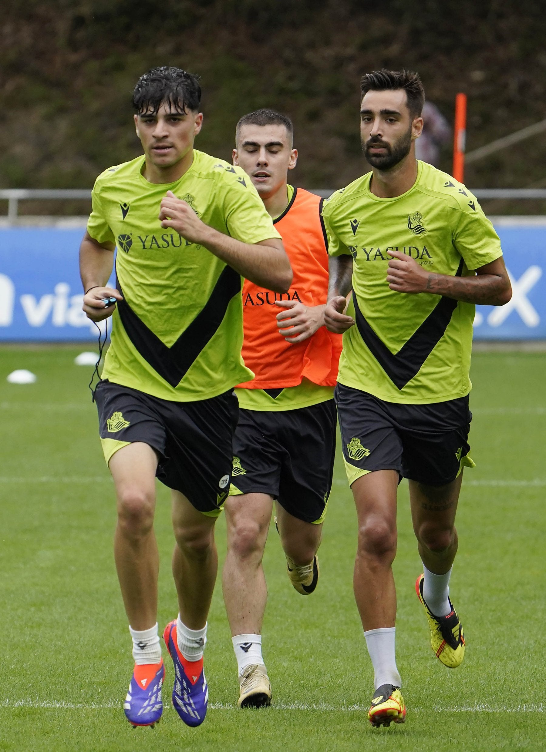 Arriba, Jon Martín junto a Barrenetxea y Brais. En el recuadro aparece su padre Shanti con Marina en su debut en Primera.