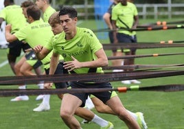 Carlos Fernández se ejercita durante un entrenamiento en el Z2 de Zubieta