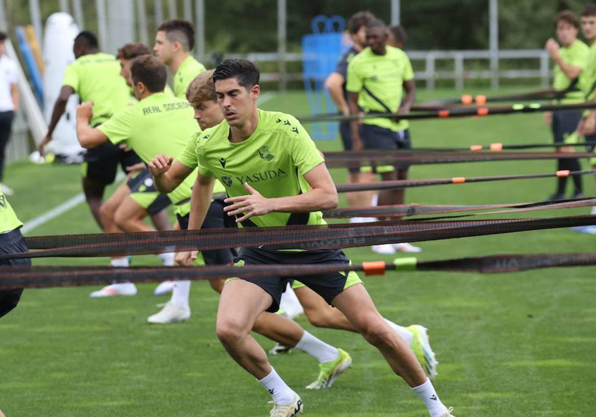 Carlos Fernández se ejercita durante un entrenamiento en el Z2 de Zubieta