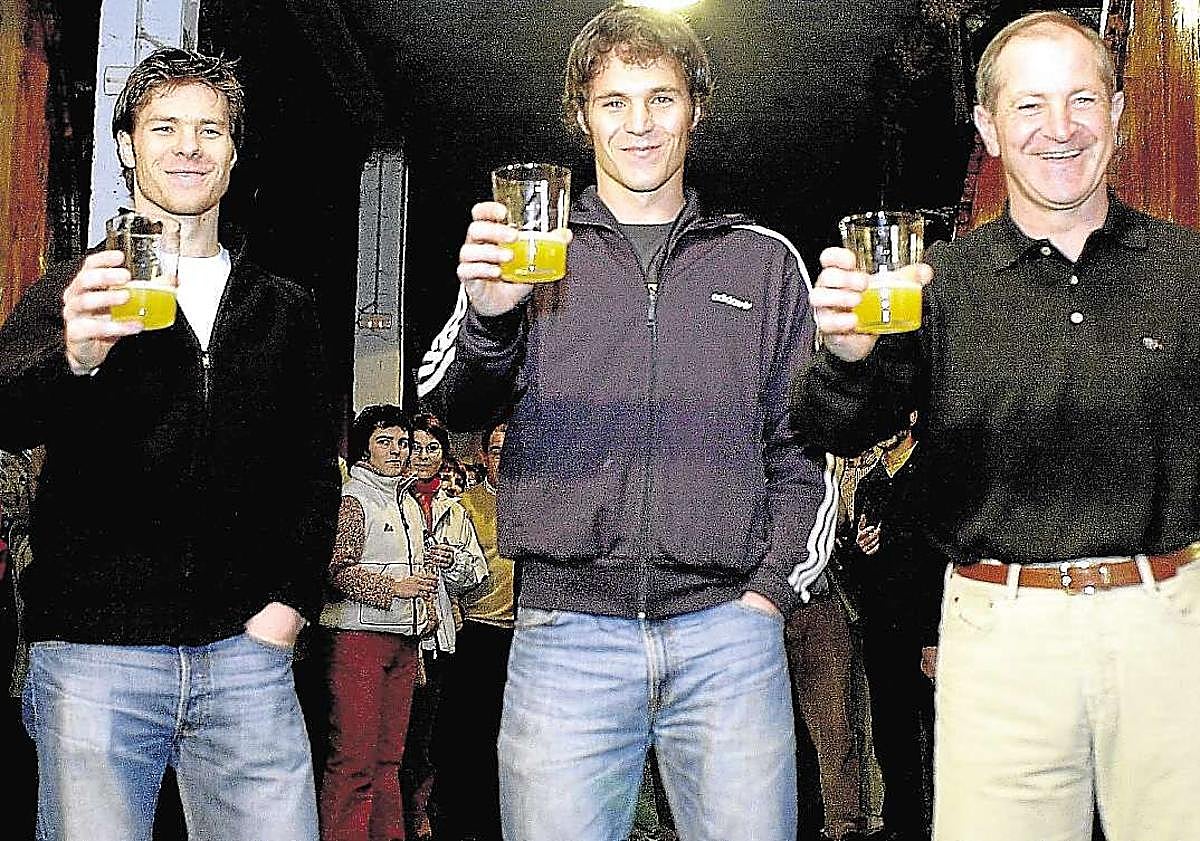 Imagen principal - Arriba, Periko, Mikel y Xabi Alonso. En medio, Gaztelu posa con su hijo Agustín Aranzabal. Sobre estas líneas, Agustín Eizagirre con su hijo.