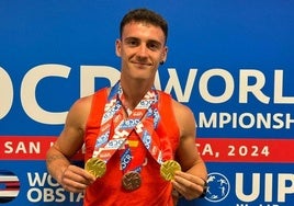 Aratz Lakuntza posando con sus medallas.