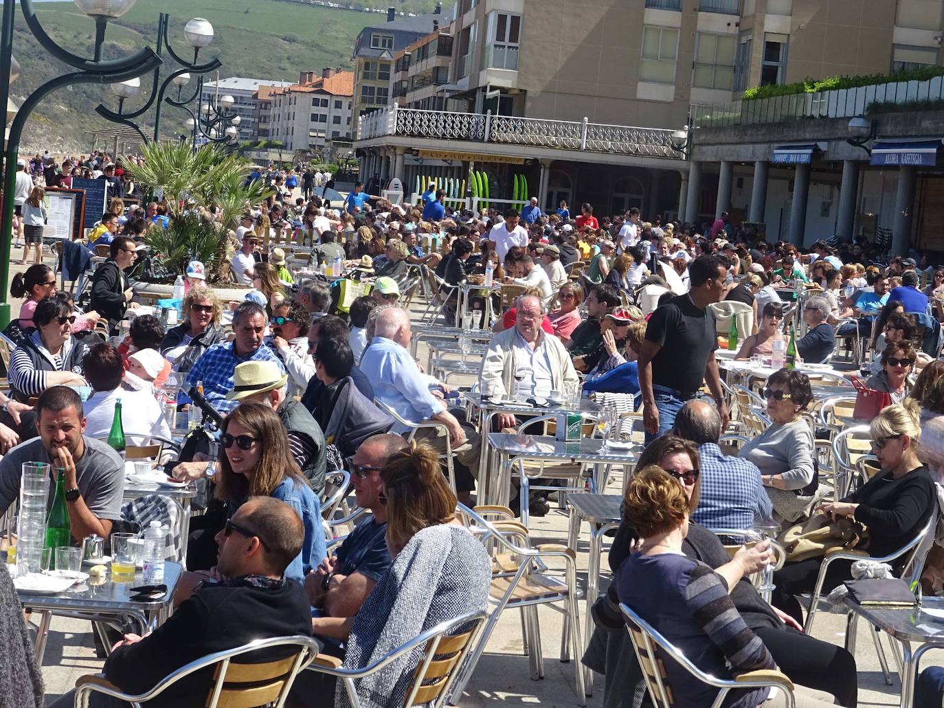 Personas en una terraza en el Malecón de Zarautz.