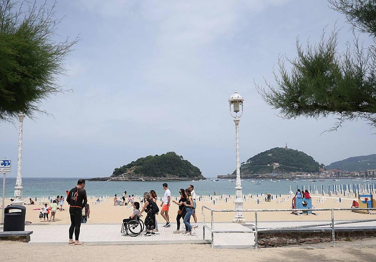 El cielo nublado en la playa de Ondarreta de Donostia.