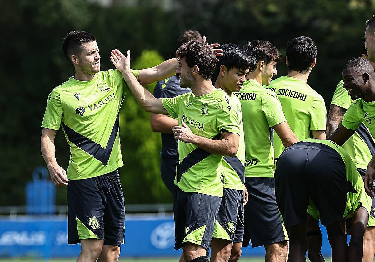 Zubeldia y Odriozola durante el entrenamiento de este lunes en Zubieta.