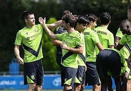 Zubeldia y Odriozola durante el entrenamiento de este lunes en Zubieta.