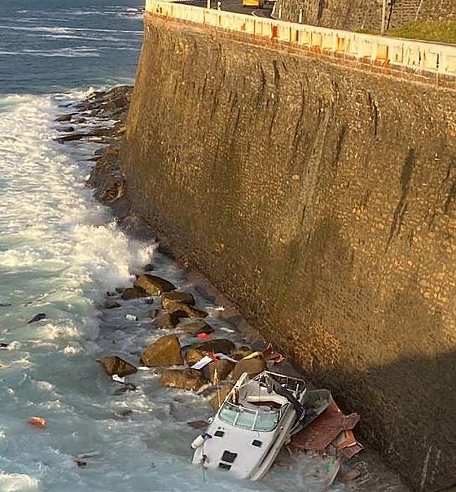 La embarcación, en las rocas en la zona entre Orroaga e Izustarri.