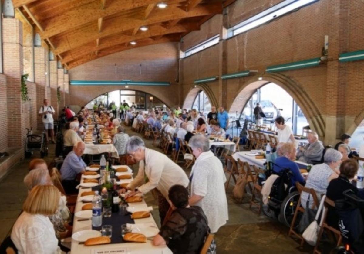 Asistentes a una de las comidas de un homenaje anterior.