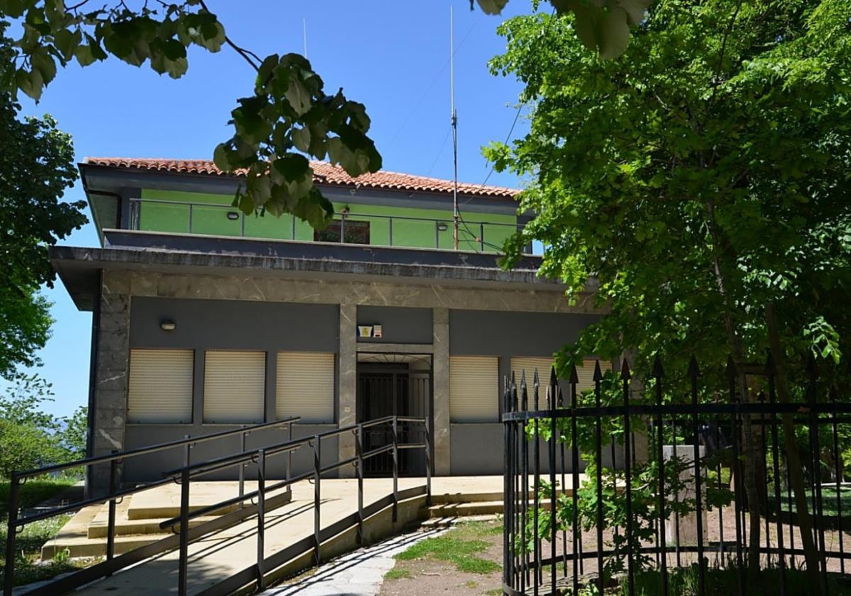 Entrada principal de la colonia de Arrate, equipamiento para albergar a grupos de hasta 55 personas, frente al santuario.