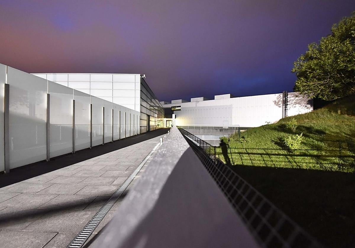 Imagen nocturna del polideportivo de Usabal, que iniciará una nueva etapa mediante un contrato de servicios a dos años a cargo de Kirolzer.