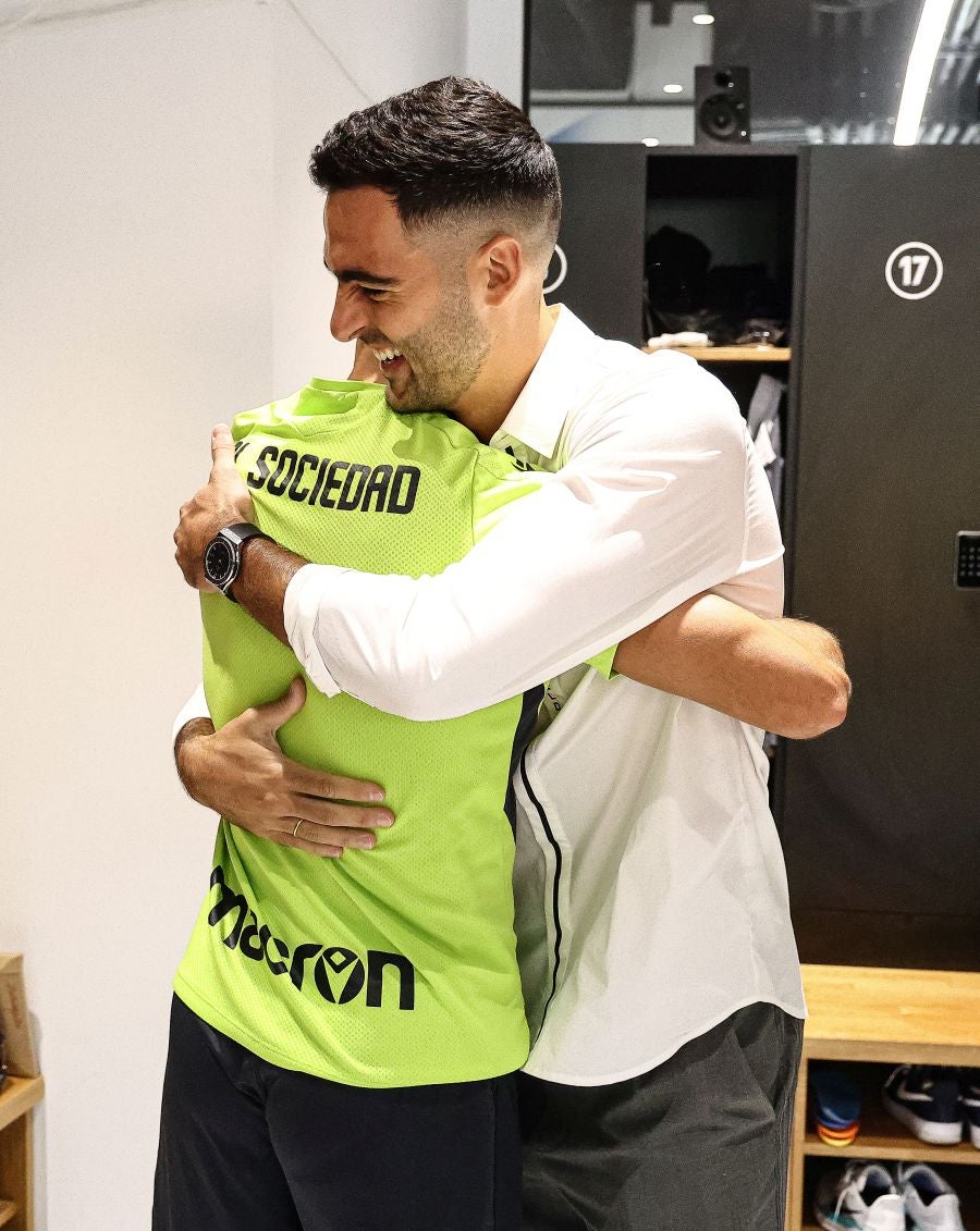 Las imágenes de la despedida de Mikel Merino de sus compañeros