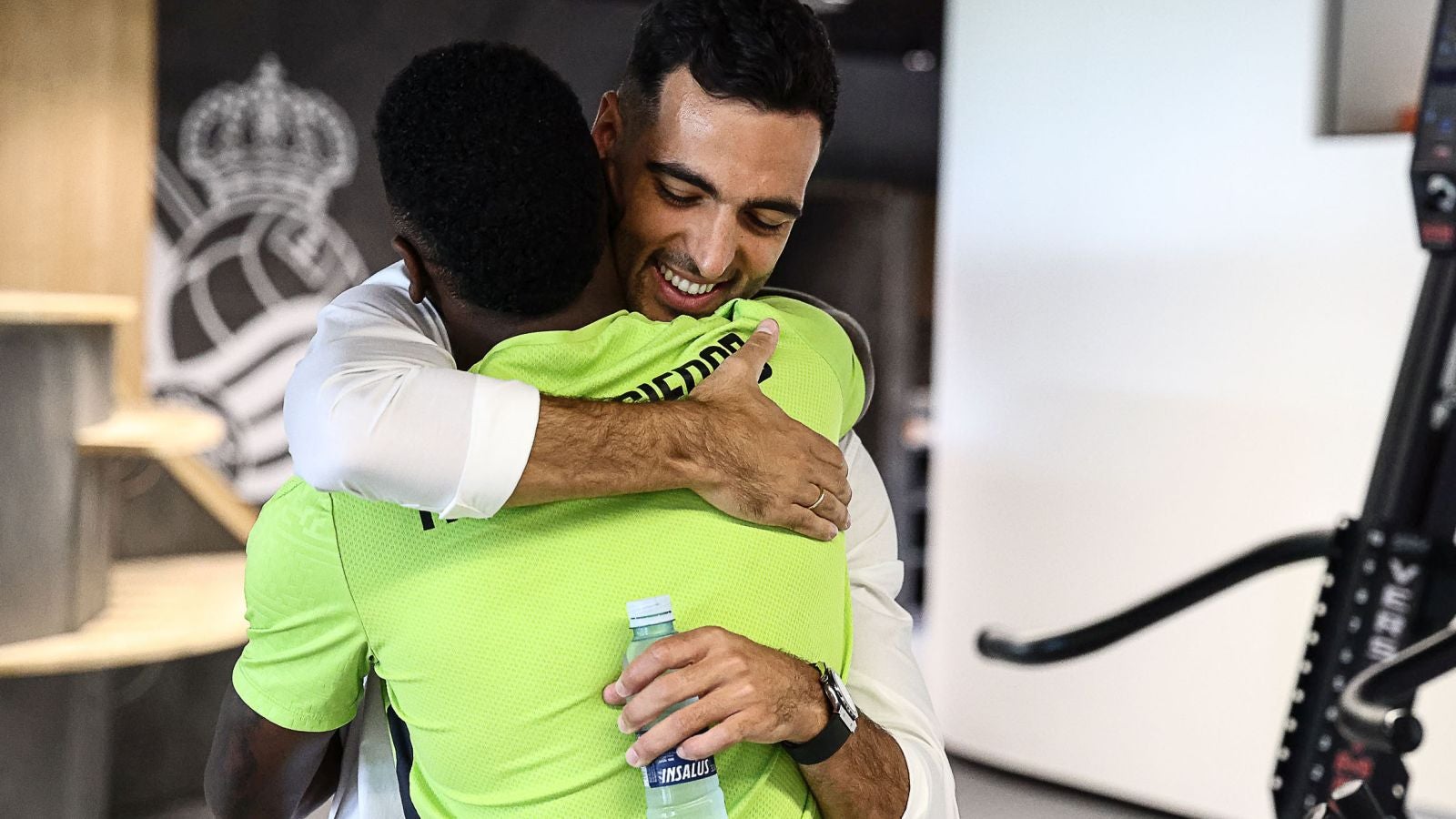 Las imágenes de la despedida de Mikel Merino de sus compañeros