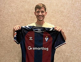 El nuevo jugador armero Toni Villa sostiene la camiseta azulgrana.