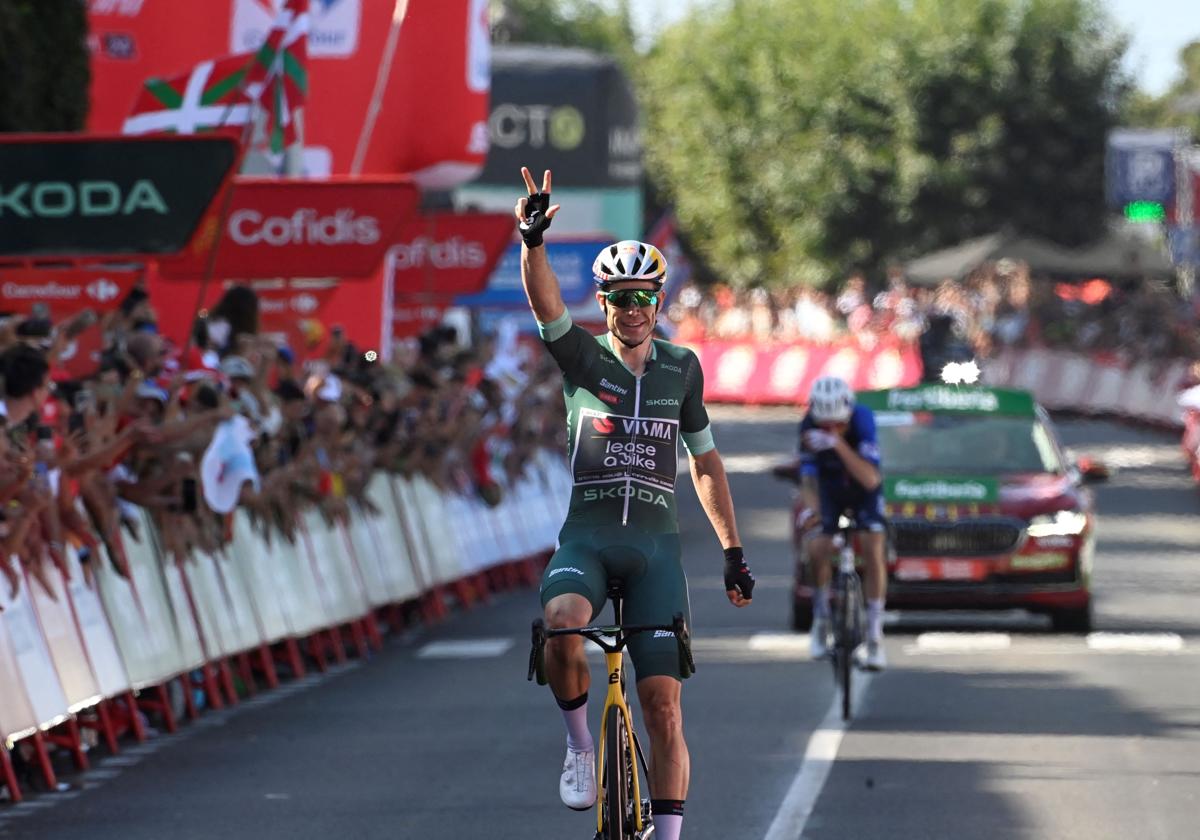 Wout van Aert celebra su triunfo en Baiona sobre un Quentin Pacher entregado.