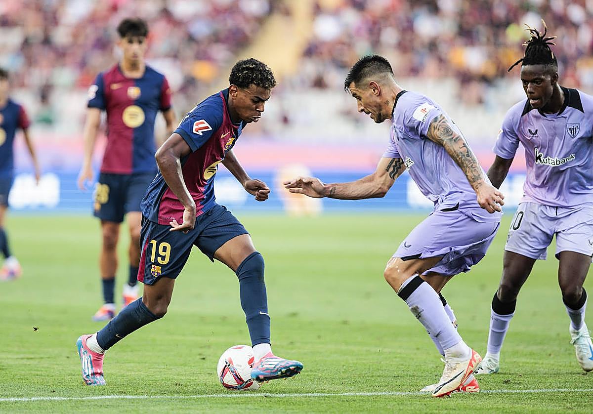 Yamine Lamal avanza con el balón ante dos jugadores del Athletic en el patido disputado el pasado sábado.