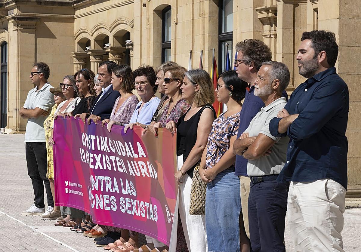Concentración en Alderdi Eder en repulsa contra la agresión sexual denunciada en Semana Grande.