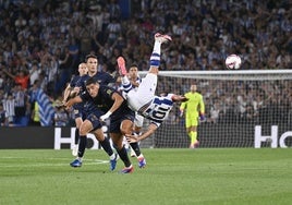 Mikel Oyarzabal se cae en un duelo aéreo en el encuentro ante el Alavés.