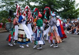 Miembros de Lurra dantza taldea bailan en una actuación.