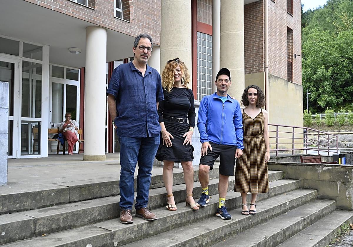 Ramuntcho Robles, Inma Alba, Rafa Orellana y Maialen Sagarzazu posan frente a la entrada del barnetegi Maizpide en Lazkao.