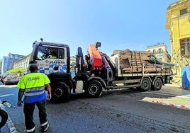 Un camión del concesionario se lleva material de las obras de la Bretxa, que a partir de ahora quedarán en manos municipales.