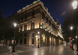 Imagen nocturna de la sede de la Diputación en la plaza Gipuzkoa de Donostia.