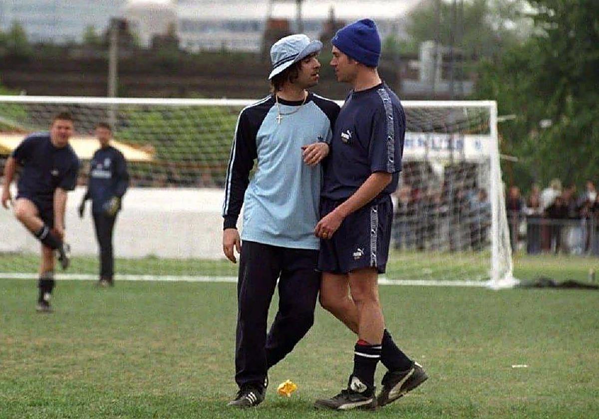 Liam Gallagher y Damon Albarn se encaran en el césped de Mile End.