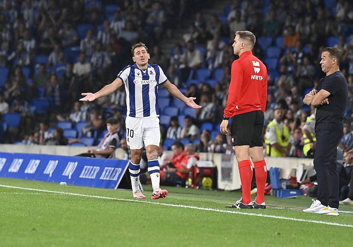Mikel Oyarzabal pide explicaciones al asistente de Sánchez Martínez tras ver la roja.