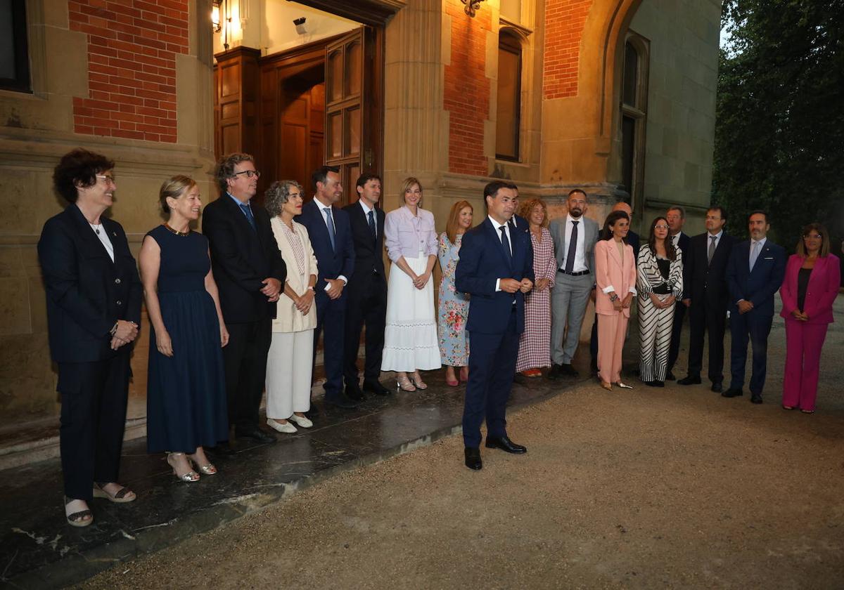 Pradales y sus consejeros posan en el exterior del palacio de Miramar antes de iniciarse la reunión del Consejo de Gobierno.