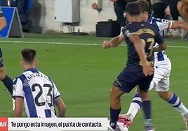 Uno de los momentos de la conversación entre el árbitro VAR y el colegiado principal en la acción de Oyarzabal.