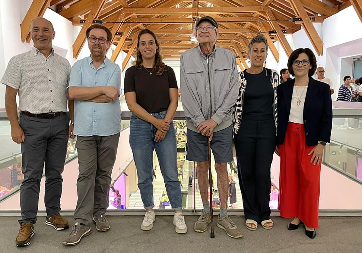 Erakusketa honetan parte hartu duten atal ezberdinetako ordezkaritza.