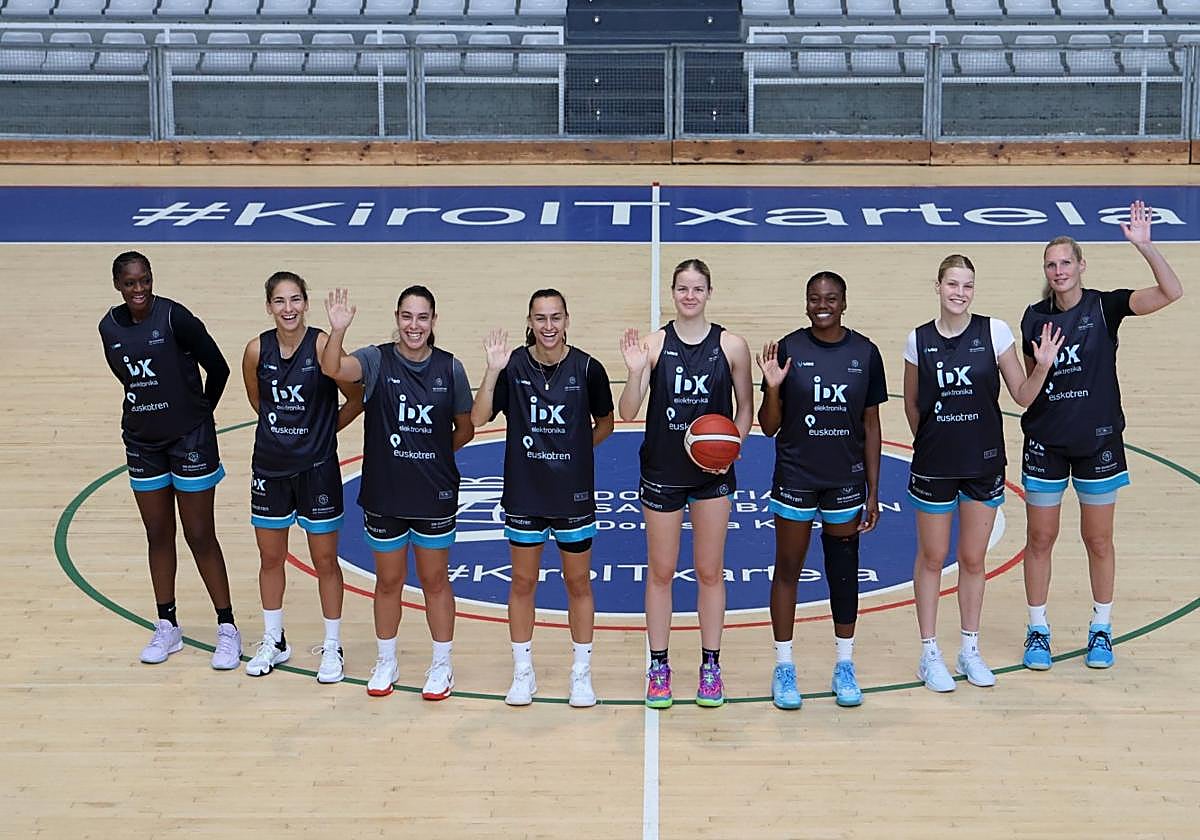 Las ochos jugadoras del IDK que entrenaron este viernes en el Gasca.