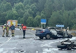 El coche y la foto accidentados en el lugar de accidente.