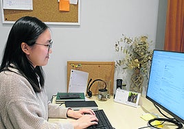 Wuyou Chen, estudiante de Psicología en prácticas, atiende a un joven vía chat.