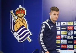 Alfred Finnbogason en una rueda de prensa con la Real Sociedad.