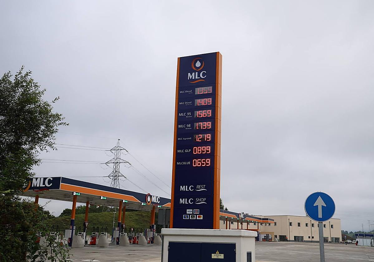 Panel de precios de los diferentes combustibles en la gasolinera urnietarra.