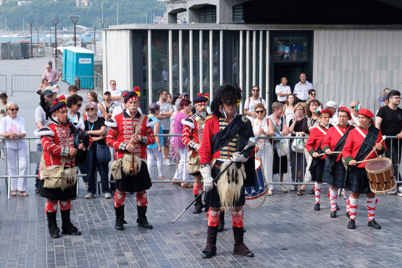 La ofrenda floral del Ayuntamiento por el 31 de agosto, en imágenes