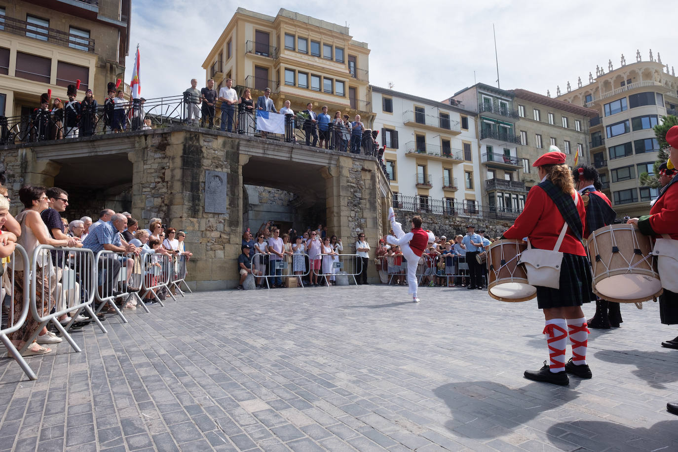 La ofrenda floral del Ayuntamiento por el 31 de agosto, en imágenes