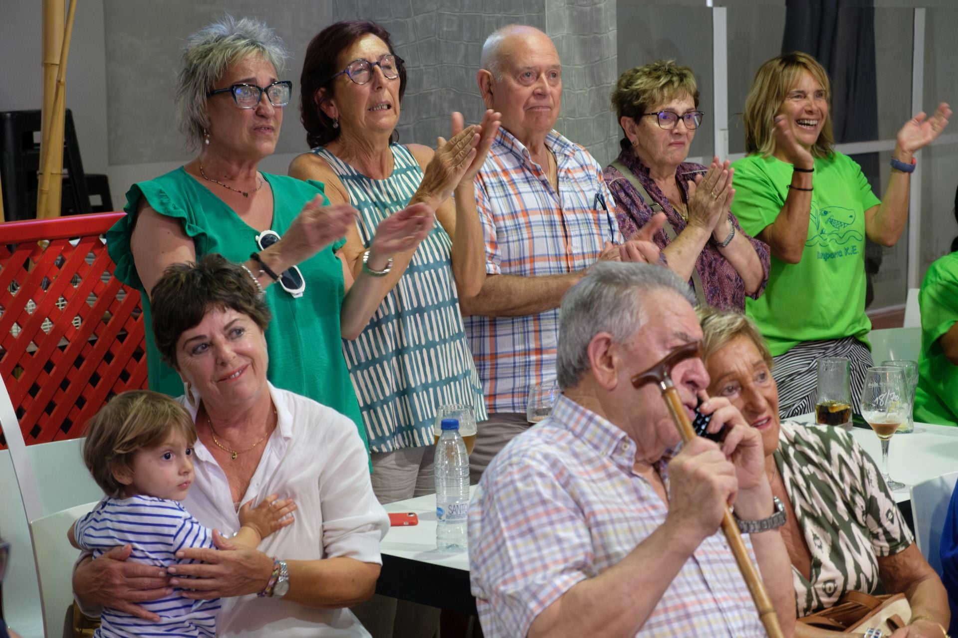 La celebración de los familiares y compañeros de Llopis