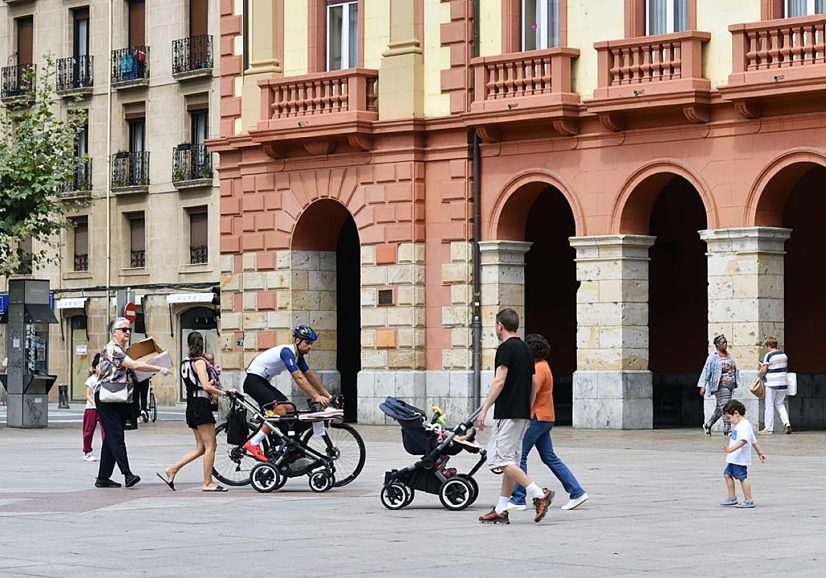 La reducción de la deuda es beneficioso para los eibarreses, ya que da mayor capacidad de inversión y endeudamiento al ente municipal para mejorar la ciudad.