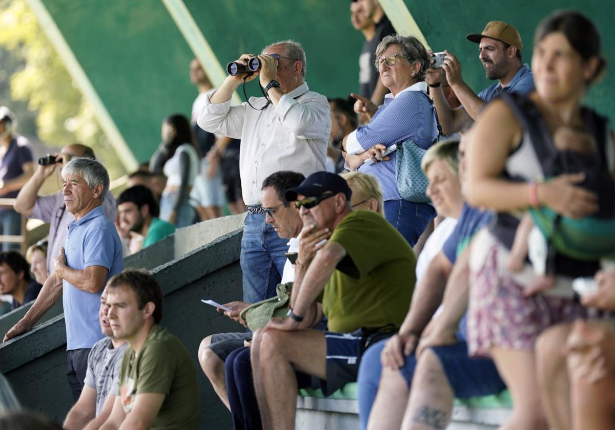 Aficionados en las gradas del hipódromo de San Sebastián.