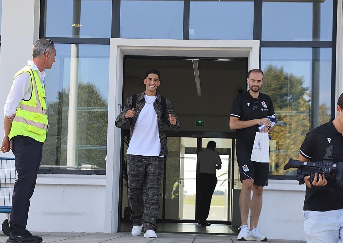 Imagen secundaria 1 - Así ha sido la llegada de Aguerd a Biarritz.