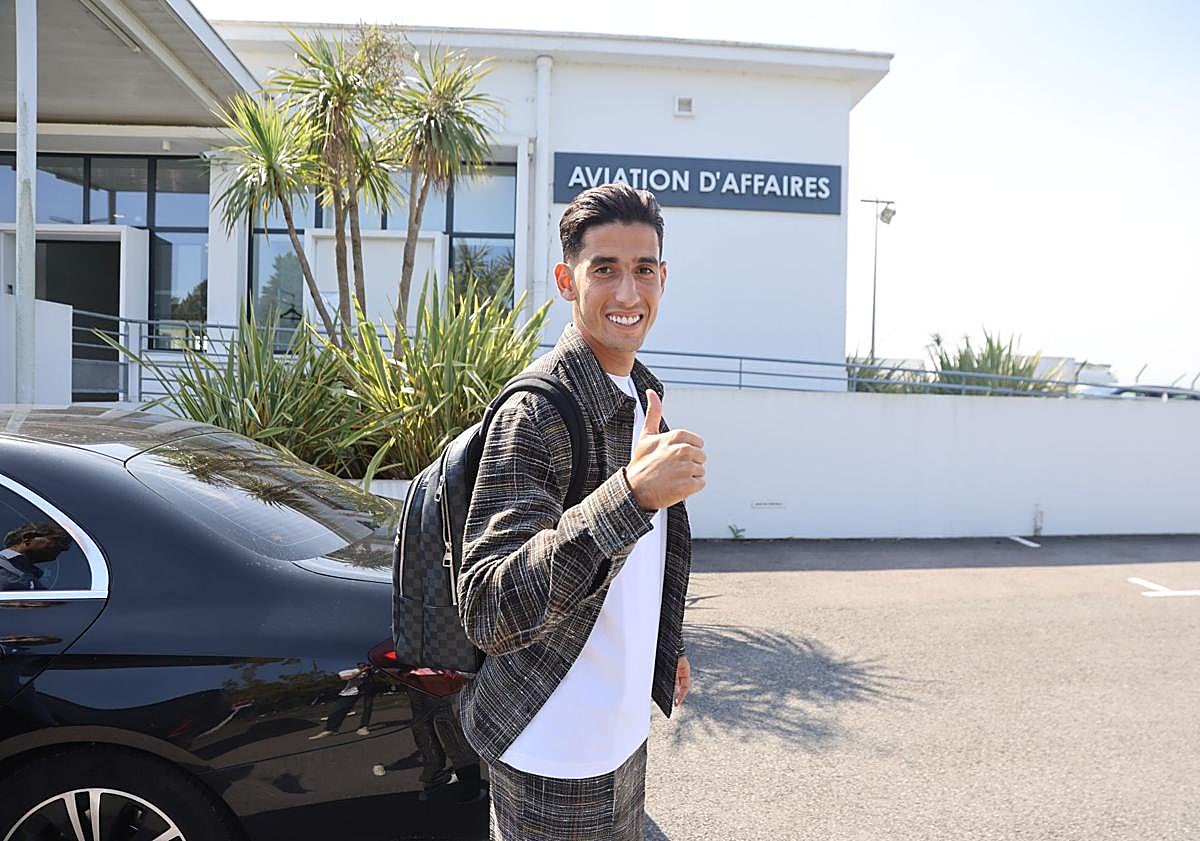 Imagen principal - Así ha sido la llegada de Aguerd a Biarritz.